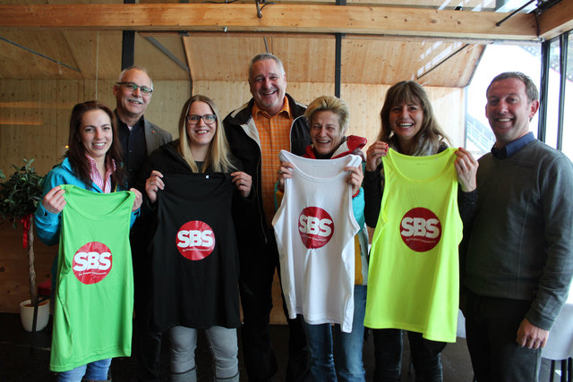 Die vier Gewinnerinnen Margreth Marchner, Michaela Bruckner, Annemarie Sendlhofer und Angela Egger (von links) mit SBS-Obmann Herwig Pichler, Bgm. Günther Mitterer (St. Johann), Bgm. Hansjörg Obinger (Bischofshofen).