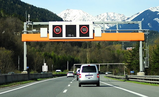 All jene, die beim Luft-100er zu schnell unterwegs sind, fördern indirekt den Umstieg auf umweltfreundliches Heizen. | Foto: Hassl