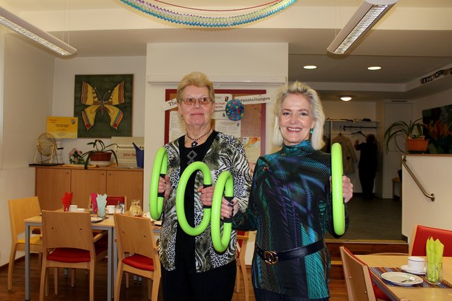 Spaß am Tanzen und an Gymnastik: Die 81 jährige Theresa (li) und Emma Maria (65) trainieren im Seniorentreff Schlagergasse mit den Smoveys.