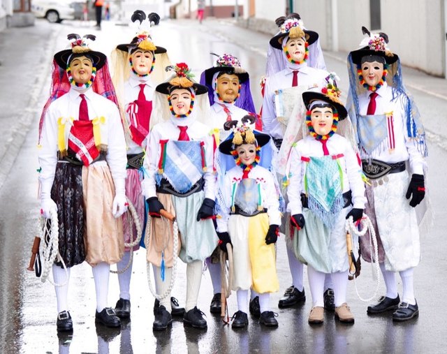 Die schönsten Figuren sind die Tuxer: "Junge, kraftvolle, schöne Männer in Seidentüchern, die den Frühling und die Jugend symbolisieren.
