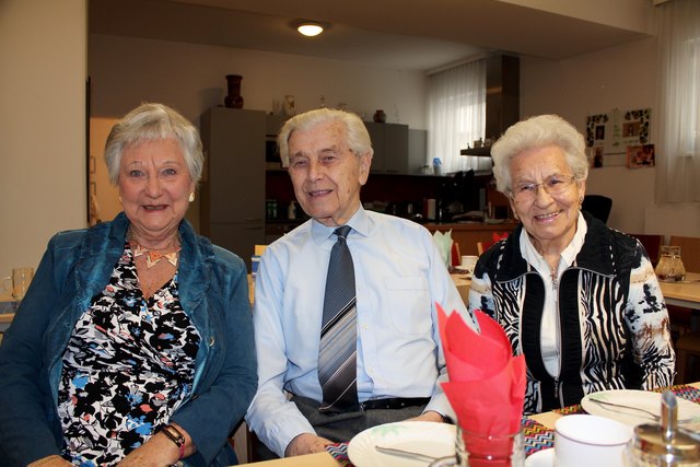 Rund um fit und gut gelaunt: Helga (77), Hans (87) und Maria (76) haben den Compuerterkurs erfolgreich absolviert und sind begeisterte Tänzer!