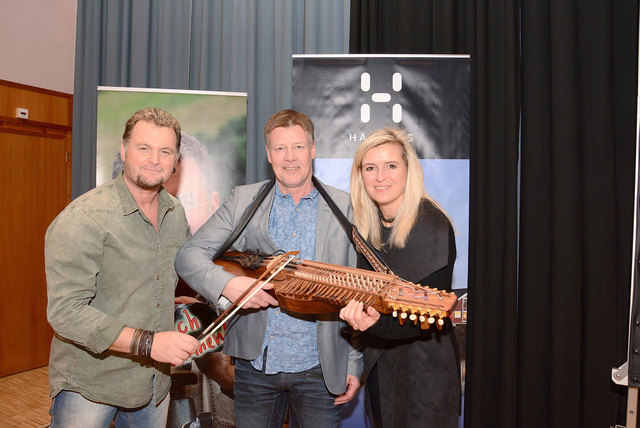 Der schwedische Nyckelharpa-Virtuose Peter Hedlund (Mi.) begleitet als Gastmusiker die aktuelle Skandinavien-Show von Wolfgang und Roswitha Fuchs.