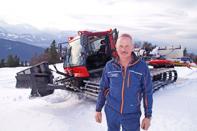 Matthias Ebner, Betriebsleiter-Stellvertreter in der Gaißau, zeigt im Pistenbully 300 vor, wie es geht.