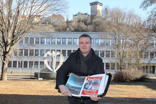 Schlagerparty im Park: Der Althofner Kulturamtsleiter Walter Markus bringt Marc Pircher in den Schulpark der NMS