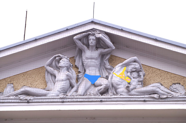 Ohne hinzugefügter Badekleidung nackt: Athletenfiguren von Wilhelm Frass am Rathausplatz 2.