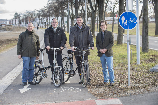 Eröffneten den Geh- und Radweg in Wetzelsdorf offiziell: Helmut Spinka (Verkehrsplanung Stadt Graz), Stadtrat Mario Eustacchio, Landesrat Jörg Leichtfried, Wolfgang Feigl (Referat Landstraßenplanung u. Radwege) | Foto: Stadt Graz