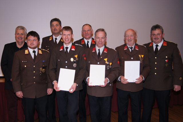 Ehrungen: Michael Reiter (25 Jahre), Georg Treffer (50 Jahre), Josef Jöchl (60 Jahre) mit Bgm. Ernst Schwaiger, Bezirksvertreter Bernhard Geisler, Abschnitts-Kdt. Ernst Stöckl, Vize-Kdt. Hans Brunschmid und Kdt. Josef Wörgötter. | Foto: Wörgötter