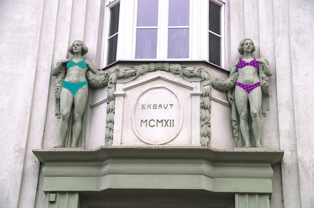 Zwei "fruchtschnüre haltende Aktfiguren"(aus: Kunstdenkmäler der Stadt St. Pölten) zieren ein Portal in der Karl Renner-Promenade.