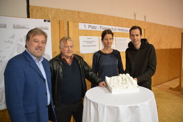 Bgm. Josef Kreiser und Investor Helmut Rasinger mit den Architektenduo Julia Fügenschuh und Christof Hrdlovics.