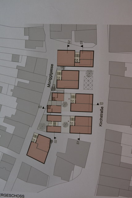 Ein 400 m² großer Marktplatz belebt den neuen Ortskern, die Kirxhstraße wird verbreitert.