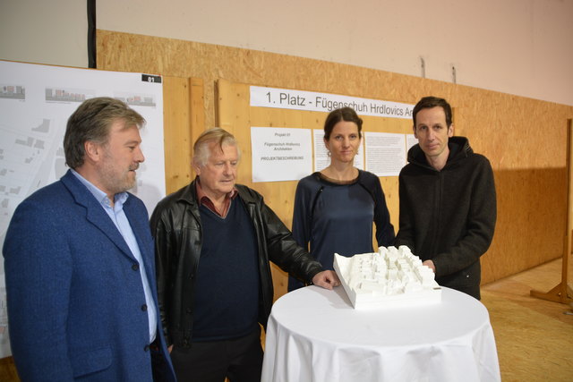 Bgm. Josef Kreiser und Investor Helmut Rasinger mit den Architektenduo Julia Fügenschuh und Christof Hrdlovics.