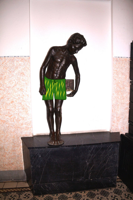 Wandbrunnen mit Knabenakt im Erdgeschoß des sogenannten Olbrich-Hauses.