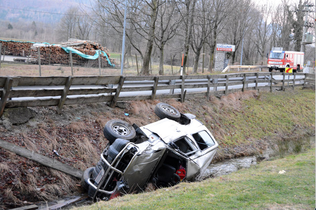 Der 59-Jährige kam aus ungeklärter Ursache von der Fahrbahn ab und landete mit seinem Auto in einem Bachbett. | Foto: ZOOM-Tirol