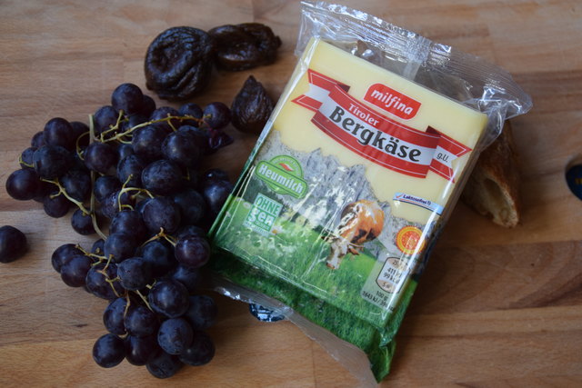  Die Eigenmarke II:  Ist ein Produkt von Hofer, wird aber von Tirol Milch aus Rohmilch hergestellt. Die Reifezeit wird auf der Verpackung nicht angegeben. AMA-Gütesiegel, im Vergleich zu den anderen eher weich und mittelmäßig würzig. Für diesen Pre