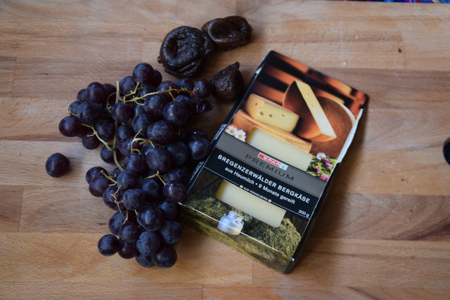 Der Nachbar:  Vorarlberger Bergkäse. 200-g-Packung. Dieser Käse wurde am längsten gereift: 9 Monate. Das schmeckt man. Er ist sehr würzig und kristalliger als die anderen. Ist zwar Geschmackssieger, der Preis schreckt jedoch etwas ab. Kilopreis: 