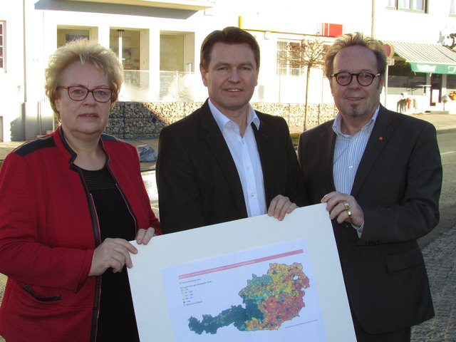 Jeder Bürger in Österreich soll im Finanzausgleich für seine Heimatgemeinde gleich viel wert sein, fordern Erich Trummer (Mitte), Heinz-Peter Krammer und Verena Dunst. | Foto: SPÖ