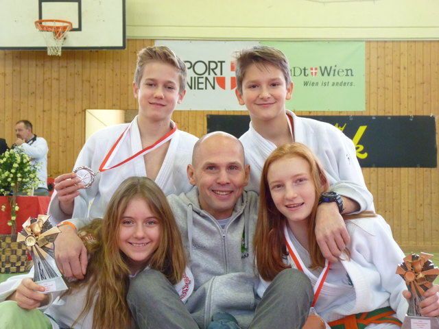 Leon Gümüskaya, Philip Schandl, Jessica Fortner, Trainer Robert Haas, Julia Bamberger jubelten über eine erfolgreiche Landesmeisterschaft