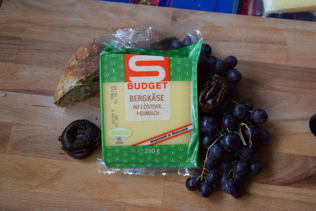 Die Eigenmarke I: Kommt in einer 250-g-Packung und wurde aus österreichischer Heurohmilch hergestellt. Seine Konsistenz: mittelhart. Auch ist er mit dem AMA-Gütesiegel versehen. Riecht zwar nach Bergkäse, schmeckt aber für einen Bergkäse sehr mild.