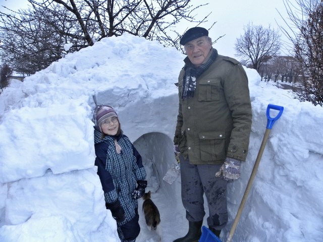 viel festen Schnee braucht man für einen Iglu
