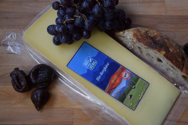 Der junge Käse: Dieser "Bio vom Berg"-Käse hat mehrere Gütesiegel. Er wurde mit Rohmilch hergestellt und ist 3 Monate gereift. In Geschmack und Geruch wenig charakteristisch und sehr mild. Für den Preis hätten wir uns mehr erwartet. 700-g-Packung. 