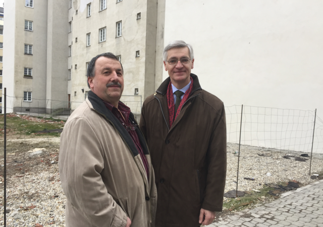 Gerstbauer und Grebner vor dem Gemeindebau in der Hagenmüllergasse, wo nebenan das Gericht abgerissen wurde. | Foto: Bajer