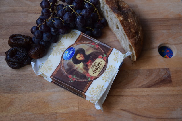 Der Patriotische: Käse von Tirol Milch. AMA-Gütesiegel. Aus pasteurisierter Milch hergestellt. 6 Monate gereift. Er ist ein mittelharter Käse und wird in einer 250-g-Packung verkauft. Vom Geschmack her ist er schön würzig und etwas bitter, Preis-Le