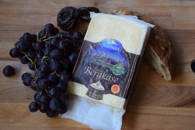 Der Heimische: Dieser Käse riecht nach einem milden Gouda, überzeugt aber mit seiner Würze als Bergkäse am meisten. Er ist aus Bergbauernrohmilch hergestellt, ist 6 Monate gereift und hat das AMA-Gütesiegel. Von der Konsistenz her ist er sehr hart.