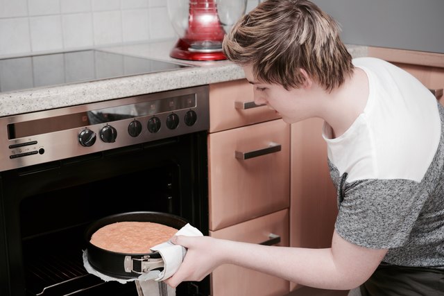 Schon als Kind schaute Alexander Galle seiner Mama über die Schulter – jetzt hat er sogar ein eigenes Backbuch veröffentlicht. | Foto: Galle
