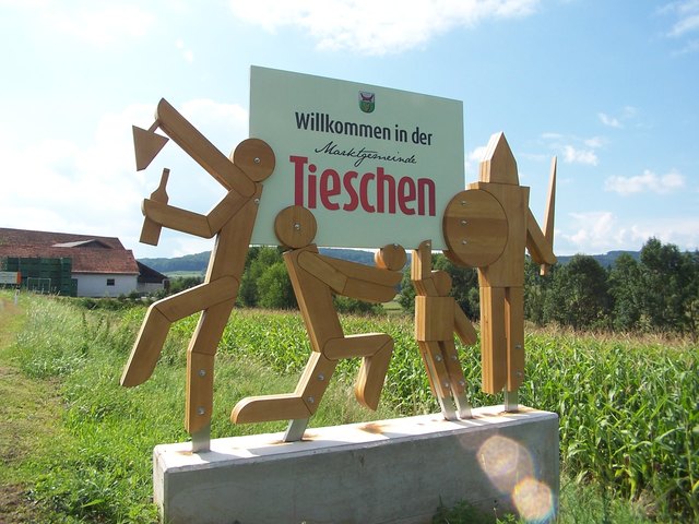 Der Mix aus Weinkultur, Keltenvergangenheit und familienfreundlicher Vielfalt ist bei der Ortseinfahrt ersichtlich. | Foto: KK