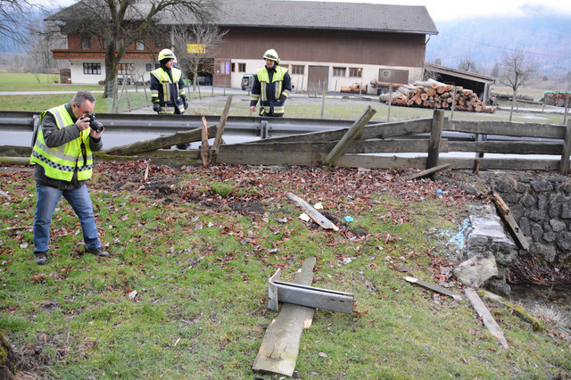 Der 59-jährige Landwirt stürzte mit seinem Auto in den Bach. | Foto: ZOOM-Tirol