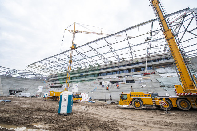 An der Dachkonstruktion über der VIP-Tribüne wird gearbeitet. | Foto: Andreas Edler