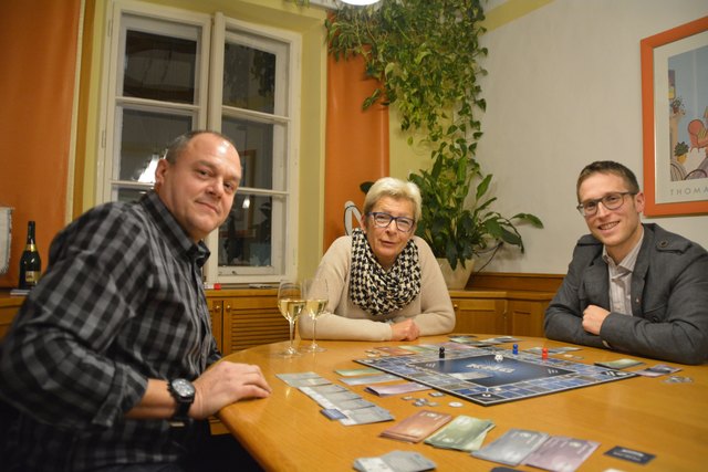 Reinhard Pitzl, Christine Dünwald und Andreas Schagerl testeten im Scheibbser Rathaus das Brettspiel "KHG – Korrupte haben Geld".