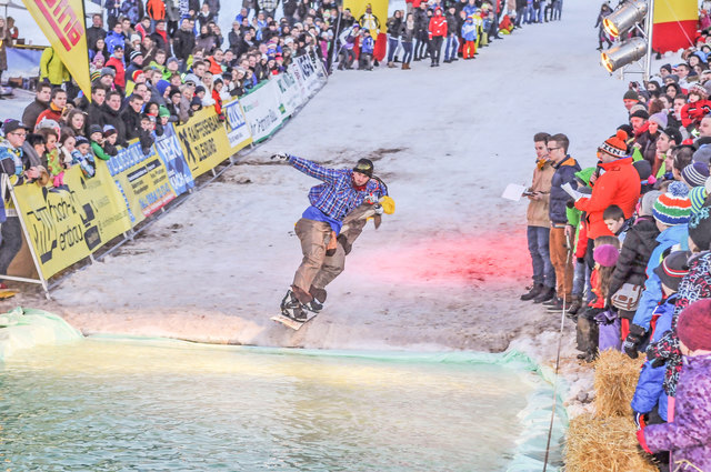 Mutige Wintersportler flitzen am Samstag über das mit 60.000 Liter kühlstem Petzen-Wasser gefüllte Becken | Foto: David