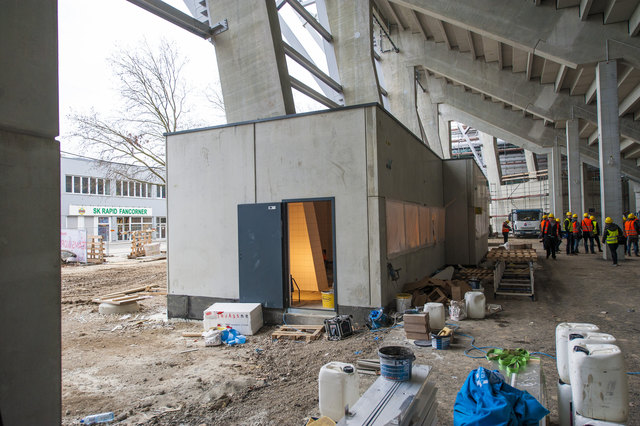 Unter dem Block West werden gerade die zukünftigen Kioske ausgebaut. | Foto: Andreas Edler