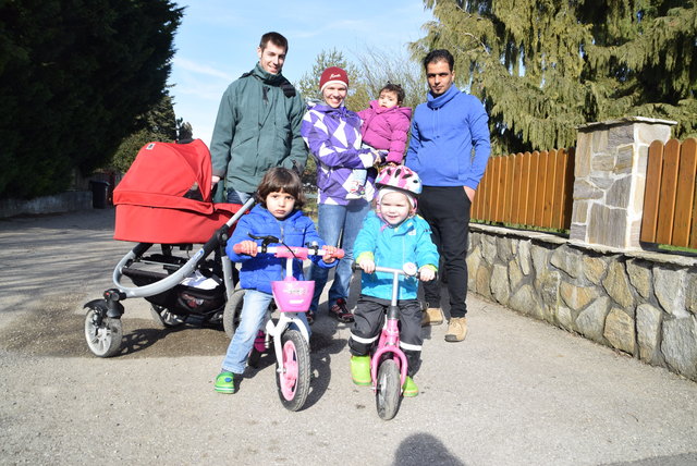 "Familienzuwachs" nennt Kristina Zehetner die Situation, im Bild mit Clemens (li.), Konstantin und Abdulaziz, Hamzha und Carina.