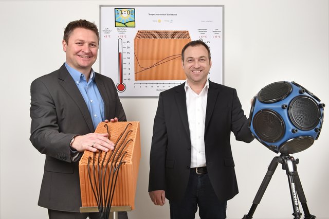 V.l.: Alois Traunwieser (Ziegelwerk Eder) und Schallexperte Johann Spiessberger sind vom Baustoff Ziegel überzeugt. | Foto: Eder