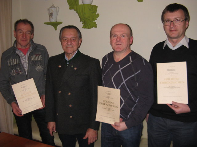 Obmann Manfred Suppan (2.v.l.) ehrte Alois Hadler (l.), Alois Reicht (2.v.r.) und Peter Köhldorfer für ihre Vereinstreue. | Foto: KK