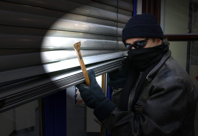 Die Einbrecher zwängten die Terrassentür auf | Foto: Polizei