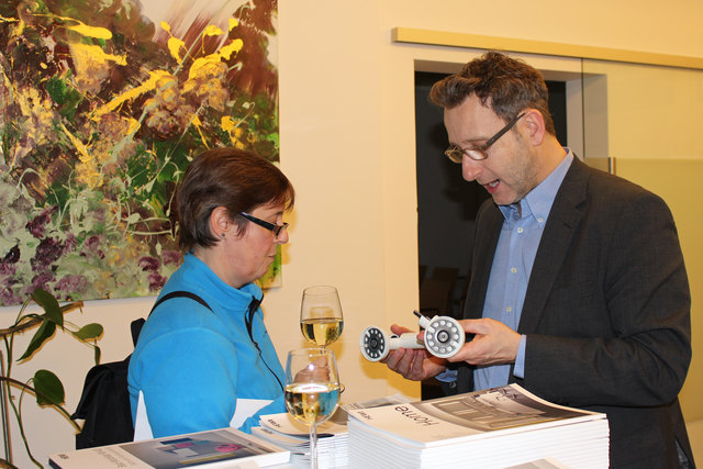 Herr Martin Jellinek von der Firma HEWI stand nach dem Vortrag den Gästen für Informationen und Fragen über Produkte und Hilfsmittel für die barrierefreie Gestaltung von Bad, WC, etc. zur Verfügung