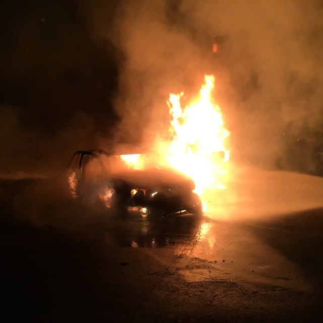 Bereits beim Ausrücken der Florianis standen vier Autos in Vollbrand. | Foto: FF Klosterneuburg