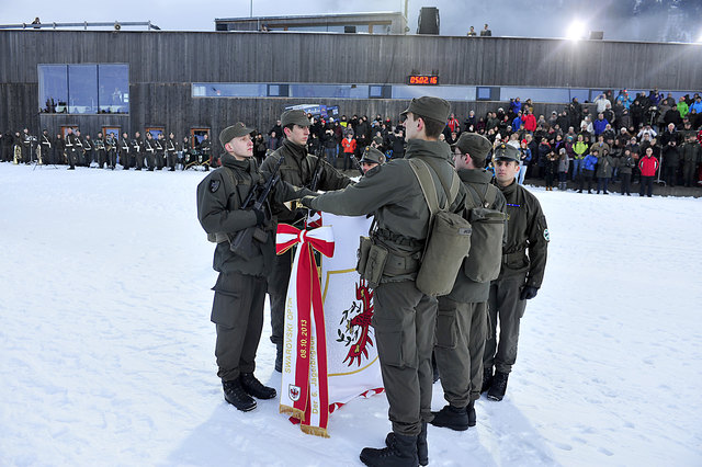 Mit der Hand an der Fahne leisten sie stellvertretend für 650 Rekruten den Eid. | Foto: Bundesheer/Martin Hörl
