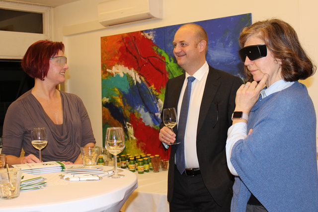 Smalltalk mit Sehbeeinträchtigungen - Ist es noch möglich den Gesprächspartner zu sehen, Geld zu zählen, ein Formular auszufüllen, ....?