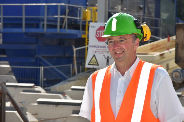 Verkehrslandesrat Jörg Leichtfried schaut sich die Baustellen persönlich genau an. | Foto: Land Steiermark
