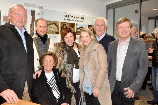 Hans Schweigkofler und Joachim Burger mit Nachkommen Alfons Waldes.