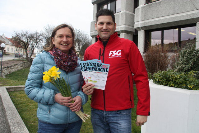 FSG-Bezirksvorsitzende Klaudia Jurkovits und FSG-Bezirkssekretär Andreas Rotpuller verteilen 4.000 gelbe Narzissen im Bezirk Eisenstadt. | Foto: FSG