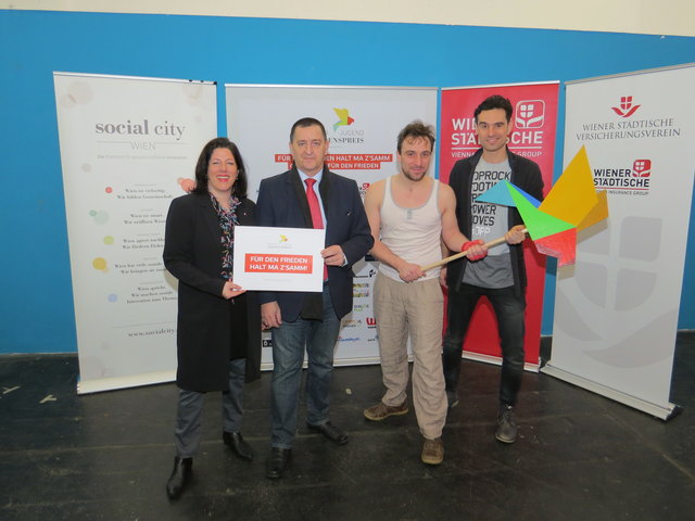 Wollen mit dem Zigeunerboxer eine Anregung für Frieden schaffen: Friedenspreis-Initiatorin Tanja Wehsely, Bezirksvorsteher Hannes Derfler, Schauspieler Michael Pöllmann und Social City-GF Emil Diaconu.
