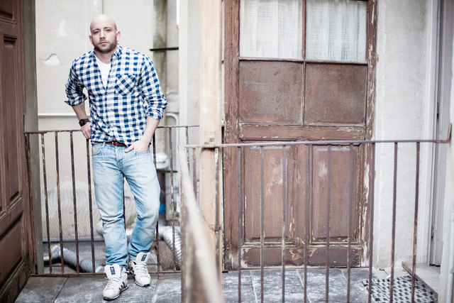 Der Komiker, Schauspieler und Musiker Christopher Seiler gastiert mit einem Kabarettabend in der "Cafè-Bar Embassy" (Foto: Jörg Varga)