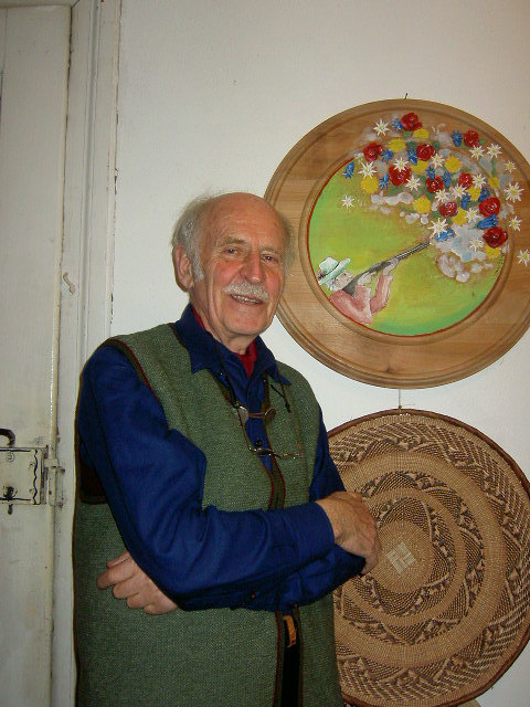 Der Landschaftsökologe und Naturschützer Josef Heringer vor dem Bild eines "Naturschützen".
