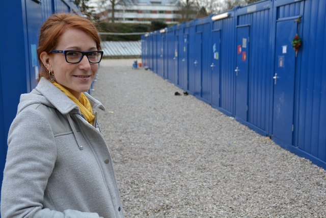 SLC-Bereichsleiterin Kitti Kiss  im Containerdorf in Mauer, das von der Firma SLC Europe betreut wird.