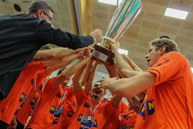 Amstettens Volleyballer holen den Pokal. | Foto: Peter Maurer